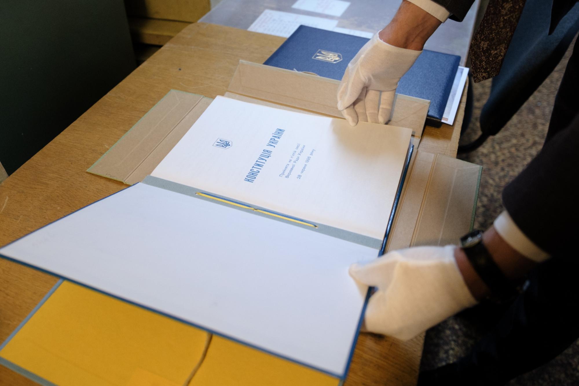 Унікальні кадри Конституції України: як і де зберігають головний документ нації